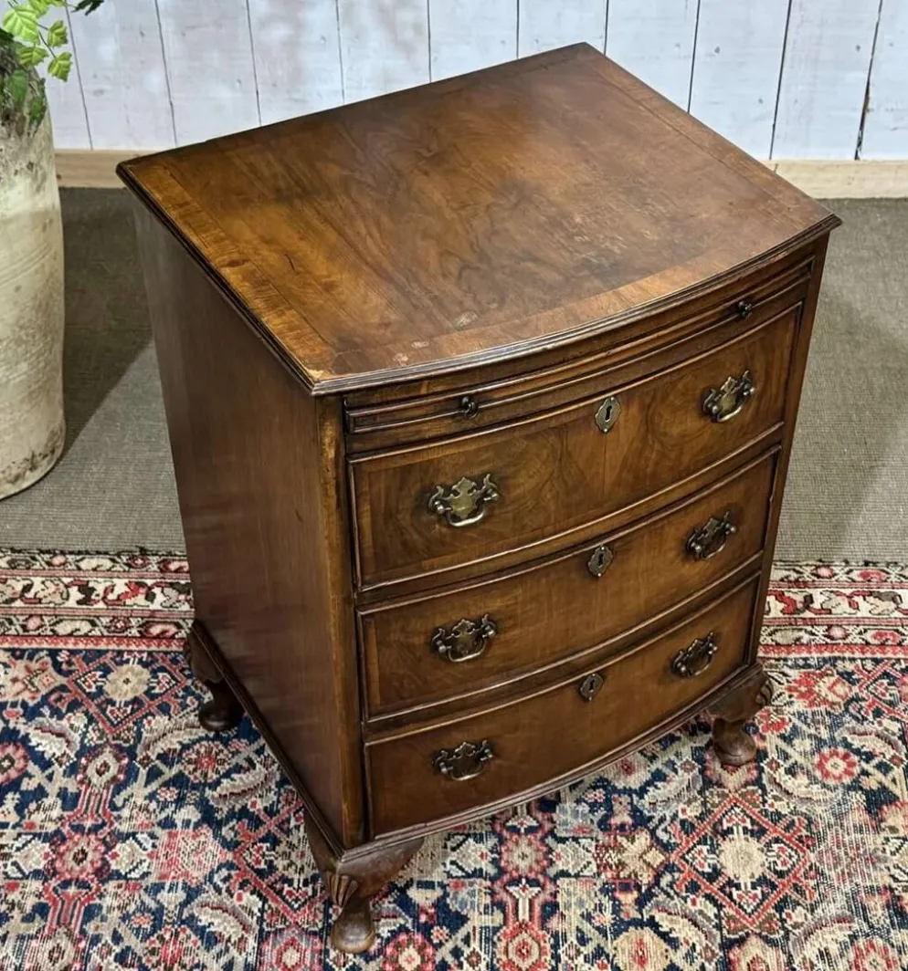 Commode anglaise en noyer des années 1950