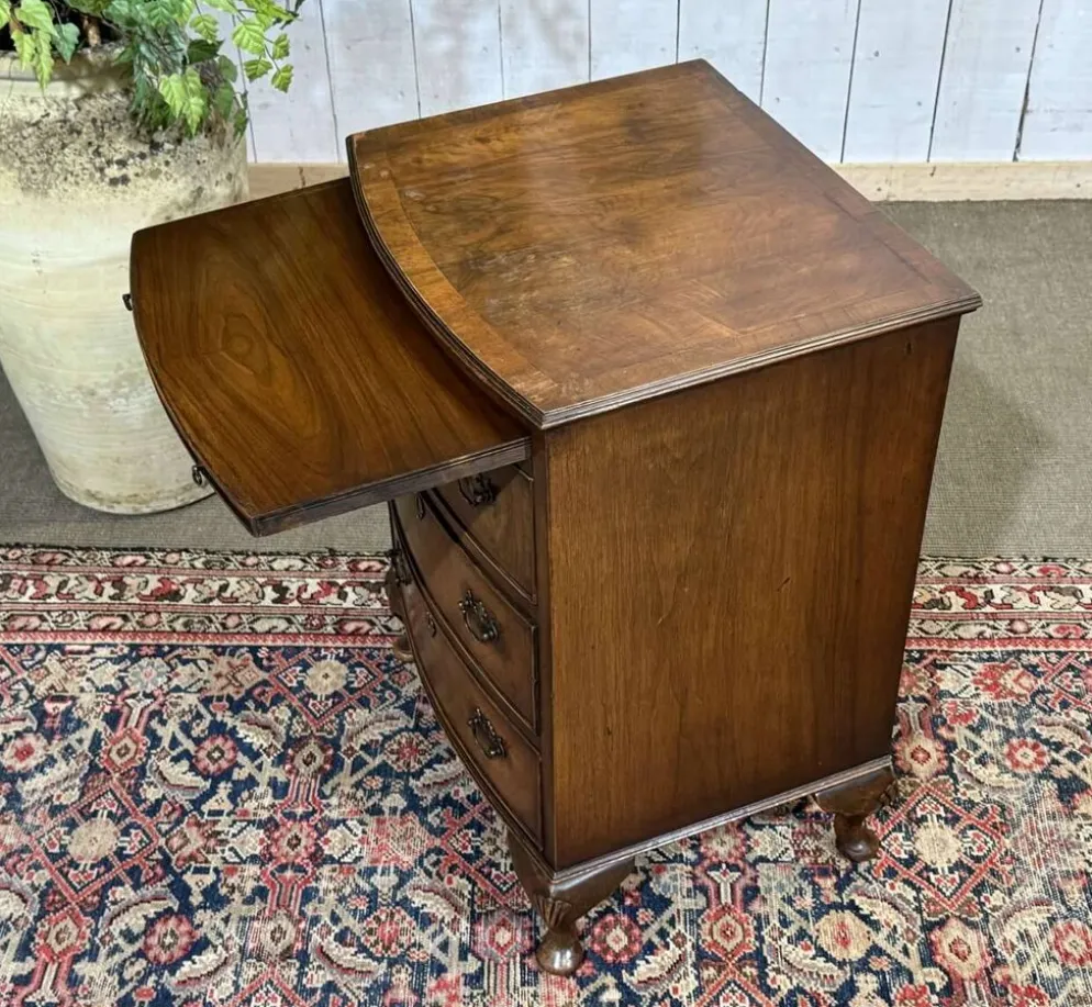 Commode anglaise en noyer des années 1950