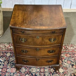 Commode anglaise en noyer des années 1950