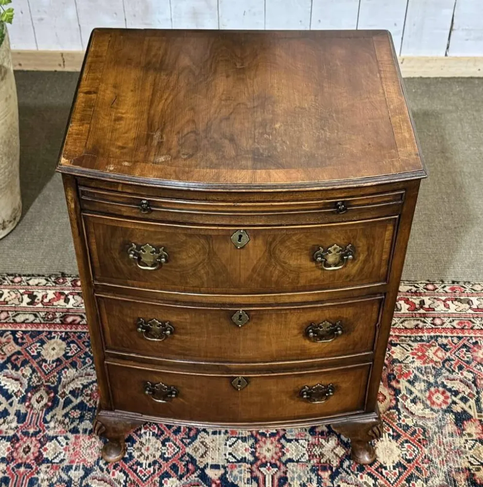 Commode anglaise en noyer des années 1950