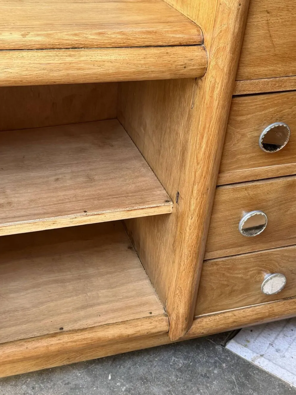 Commode asymétrique art déco chêne brut rénovée