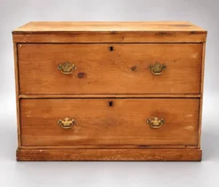 Commode basse ancienne en pin – 2 grands tiroirs