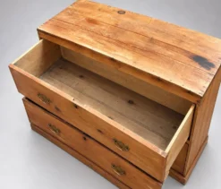 Commode basse ancienne en pin – 2 grands tiroirs