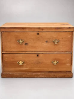 Commode basse ancienne en pin – 2 grands tiroirs