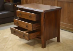 Commode brutaliste 3 tiroirs en orme par Aranjou, 1960
