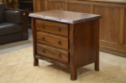 Commode brutaliste 3 tiroirs en orme par Aranjou, 1960