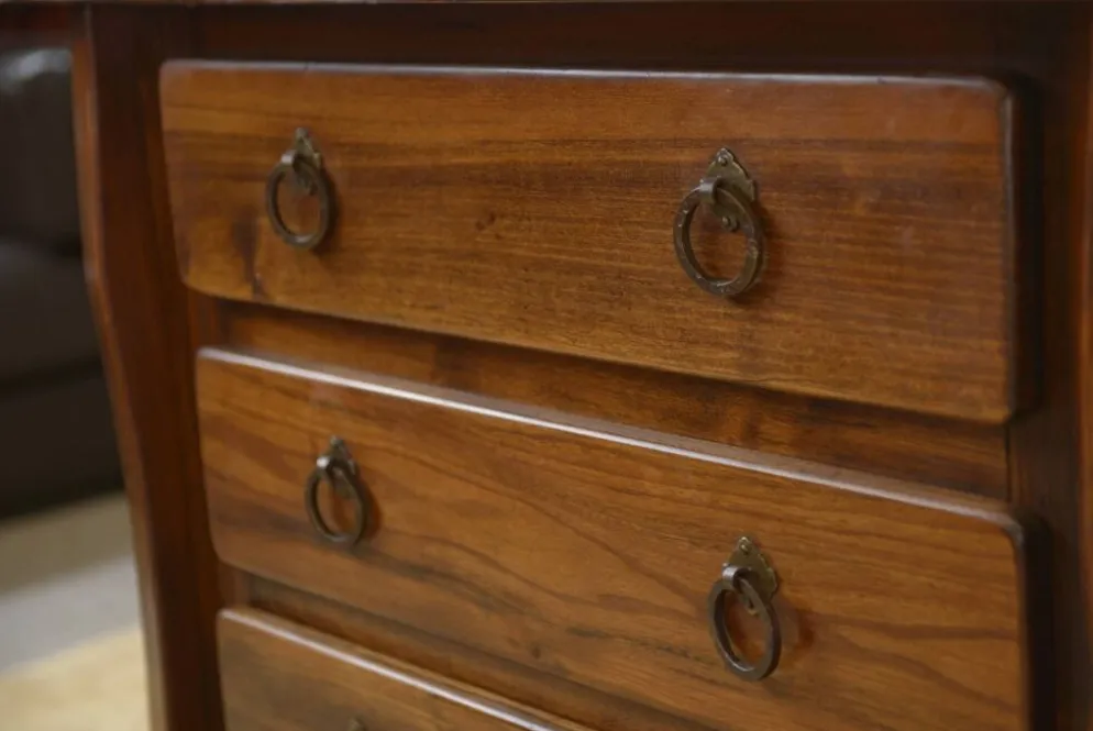 Commode brutaliste 3 tiroirs en orme par Aranjou, 1960