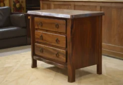 Commode brutaliste 3 tiroirs en orme par Aranjou, 1960