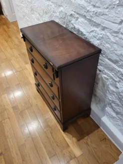 Commode /coffret célibataire acajou style néo géorgien
