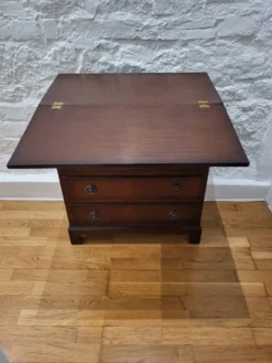 Commode /coffret célibataire acajou style néo géorgien