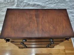 Commode /coffret célibataire acajou style néo géorgien