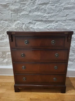 Commode /coffret célibataire acajou style néo géorgien