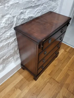 Commode /coffret célibataire acajou style néo géorgien