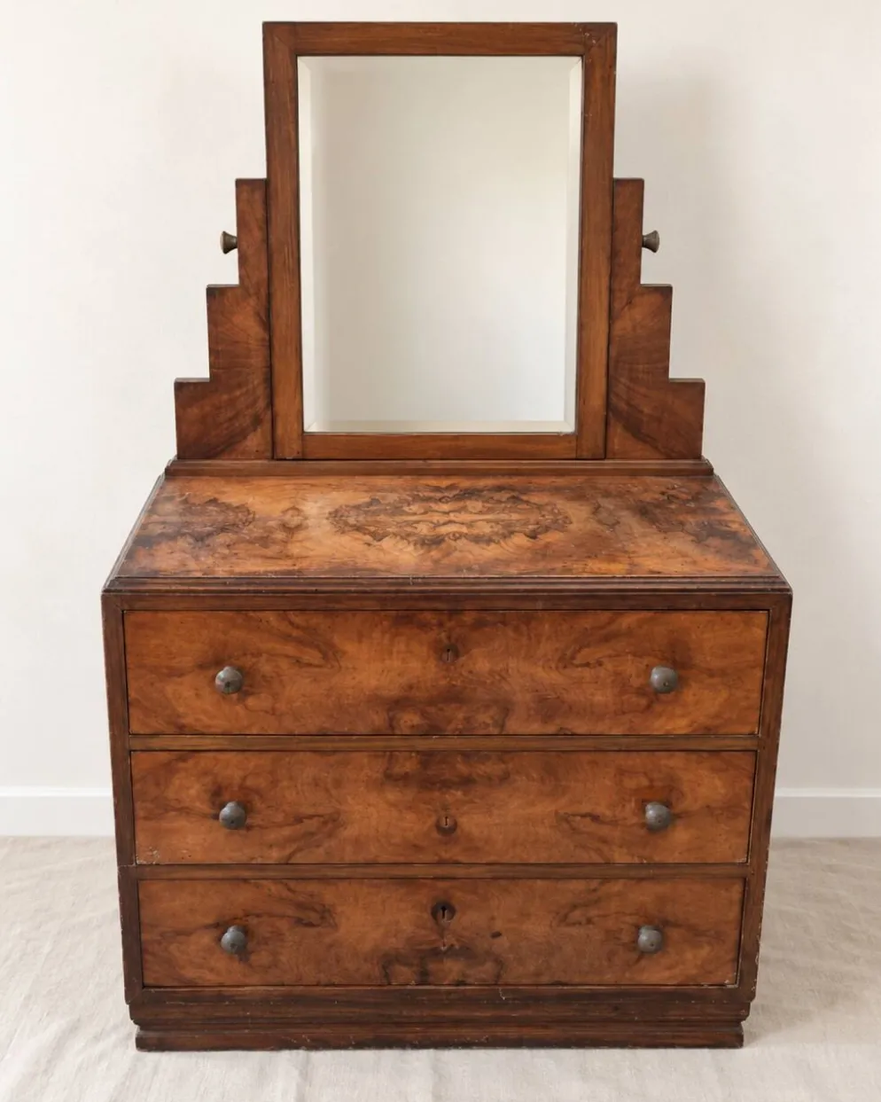 Commode-coiffeuse Art Déco en ronce de noyer et miroir psyché basculant