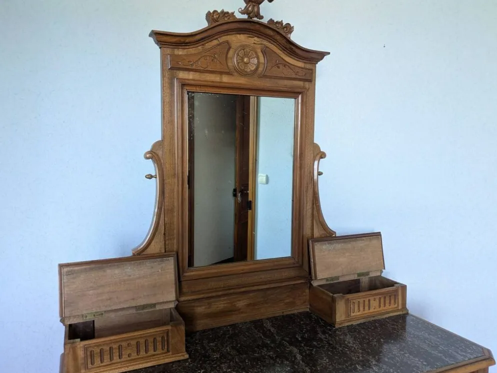 Commode coiffeuse en noyer fin 19ème siècle