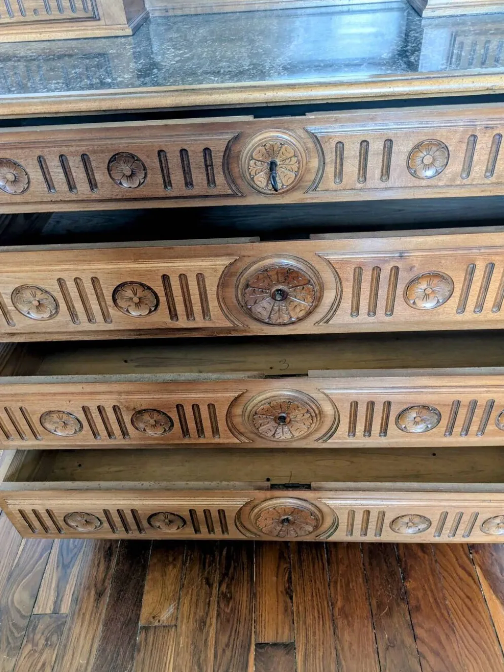 Commode coiffeuse en noyer fin 19ème siècle