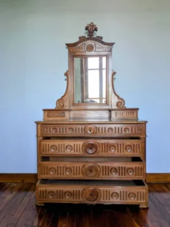 Commode coiffeuse en noyer fin 19ème siècle