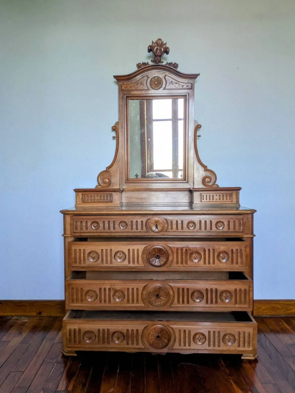 Commode coiffeuse en noyer fin 19ème siècle