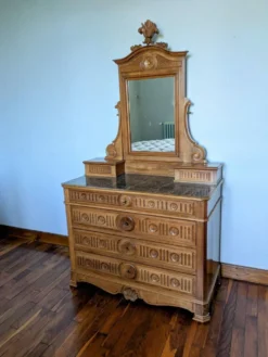 Commode coiffeuse en noyer fin 19ème siècle
