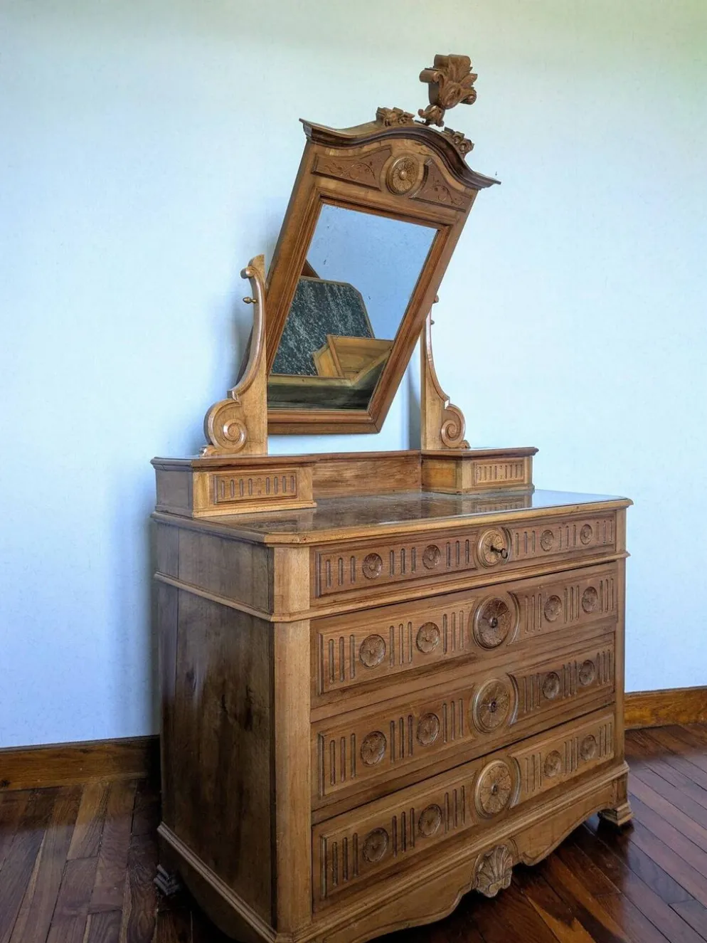 Commode coiffeuse en noyer fin 19ème siècle