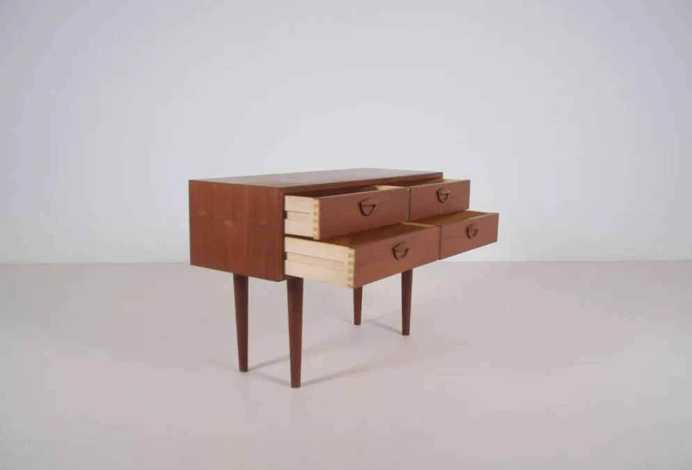 Commode danoise conçue par Kai Kristiansen pour FM Mobler, années 1960.