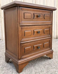 Commode de chevet vintage à trois tiroirs en bois mouluré style Louis XV