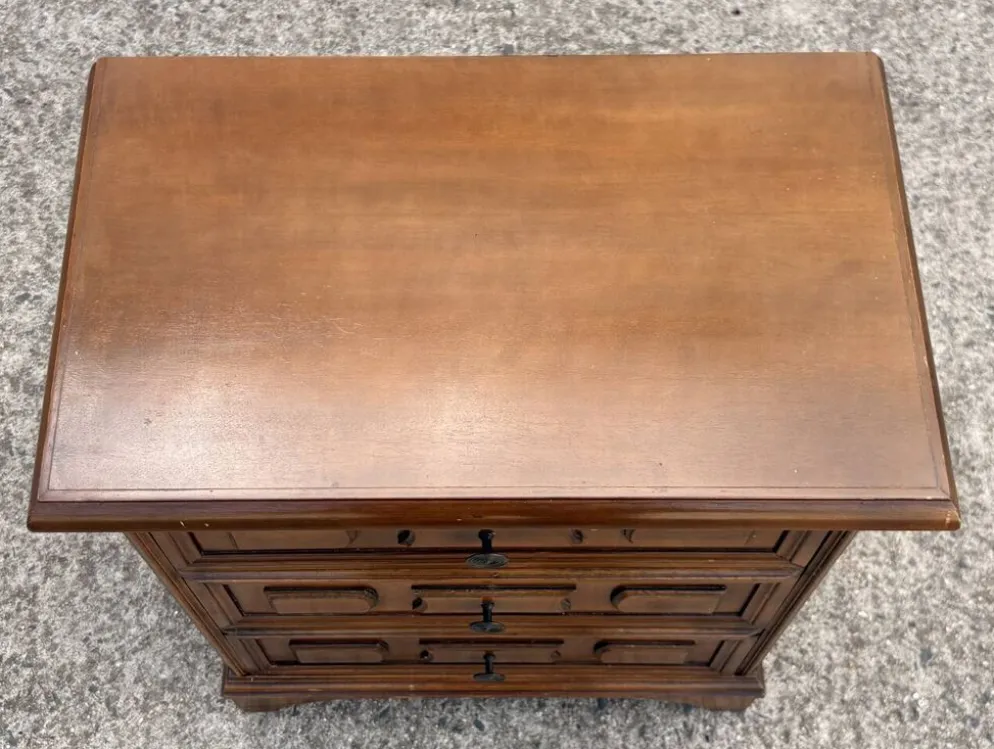 Commode de chevet vintage à trois tiroirs en bois mouluré style Louis XV