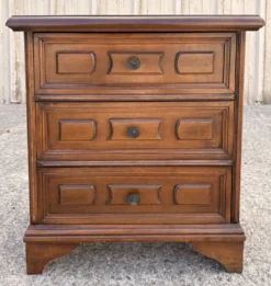 Commode de chevet vintage à trois tiroirs en bois mouluré style Louis XV