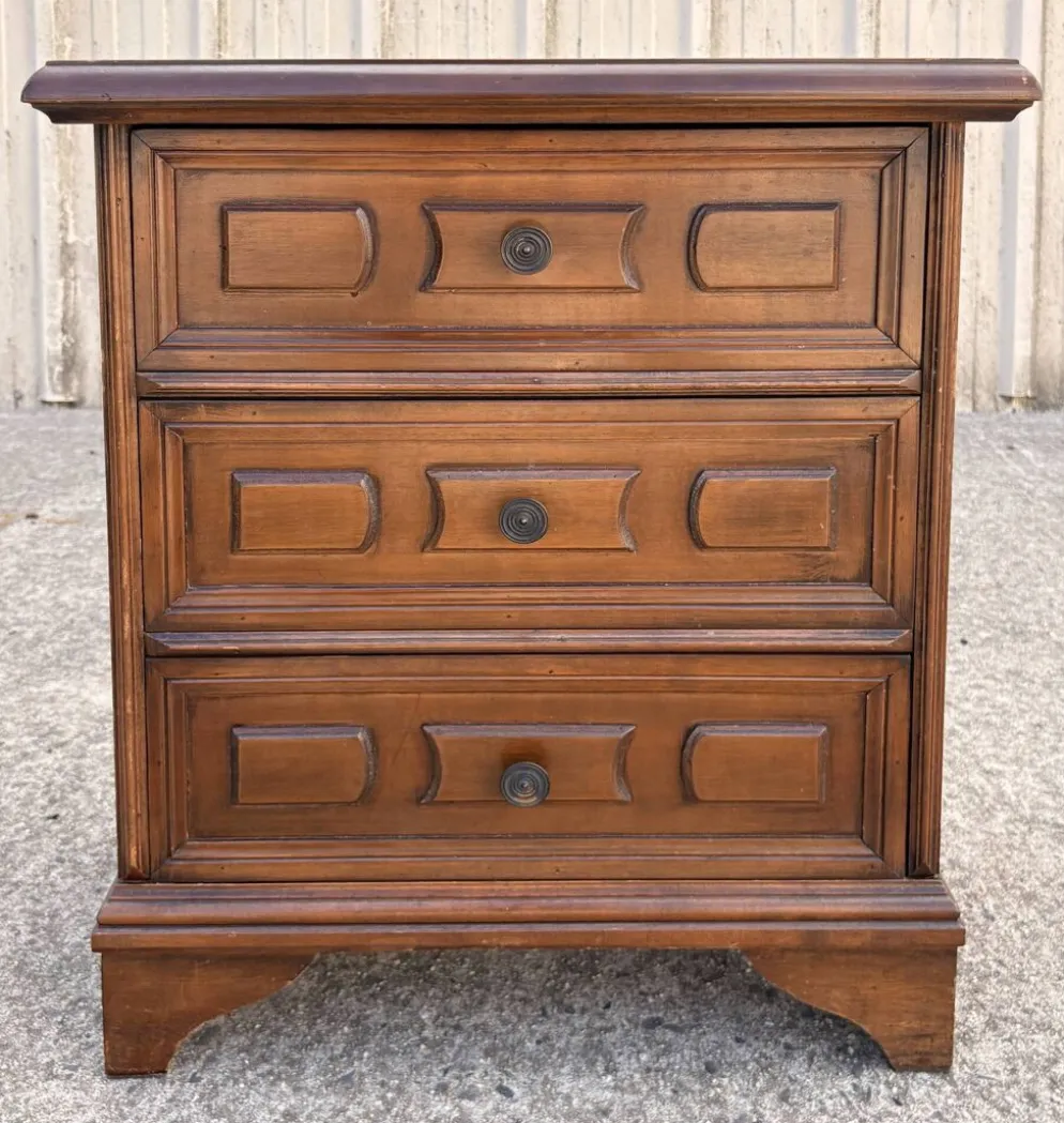 Commode de chevet vintage à trois tiroirs en bois mouluré style Louis XV