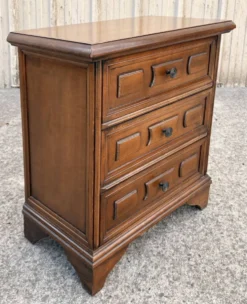 Commode de chevet vintage à trois tiroirs en bois mouluré style Louis XV
