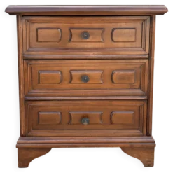 Commode de chevet vintage à trois tiroirs en bois mouluré style Louis XV