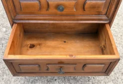 Commode de chevet vintage à trois tiroirs en bois mouluré style Louis XV