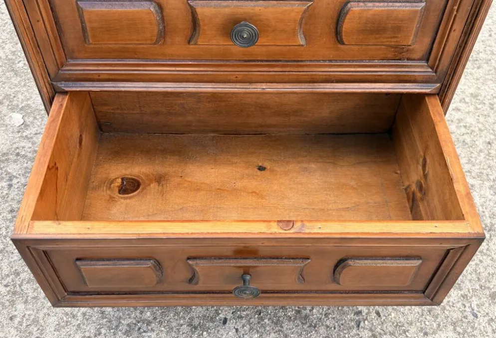 Commode de chevet vintage à trois tiroirs en bois mouluré style Louis XV