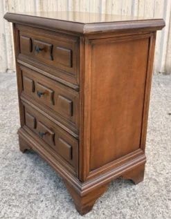 Commode de chevet vintage à trois tiroirs en bois mouluré style Louis XV