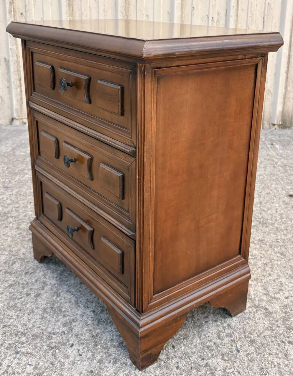 Commode de chevet vintage à trois tiroirs en bois mouluré style Louis XV