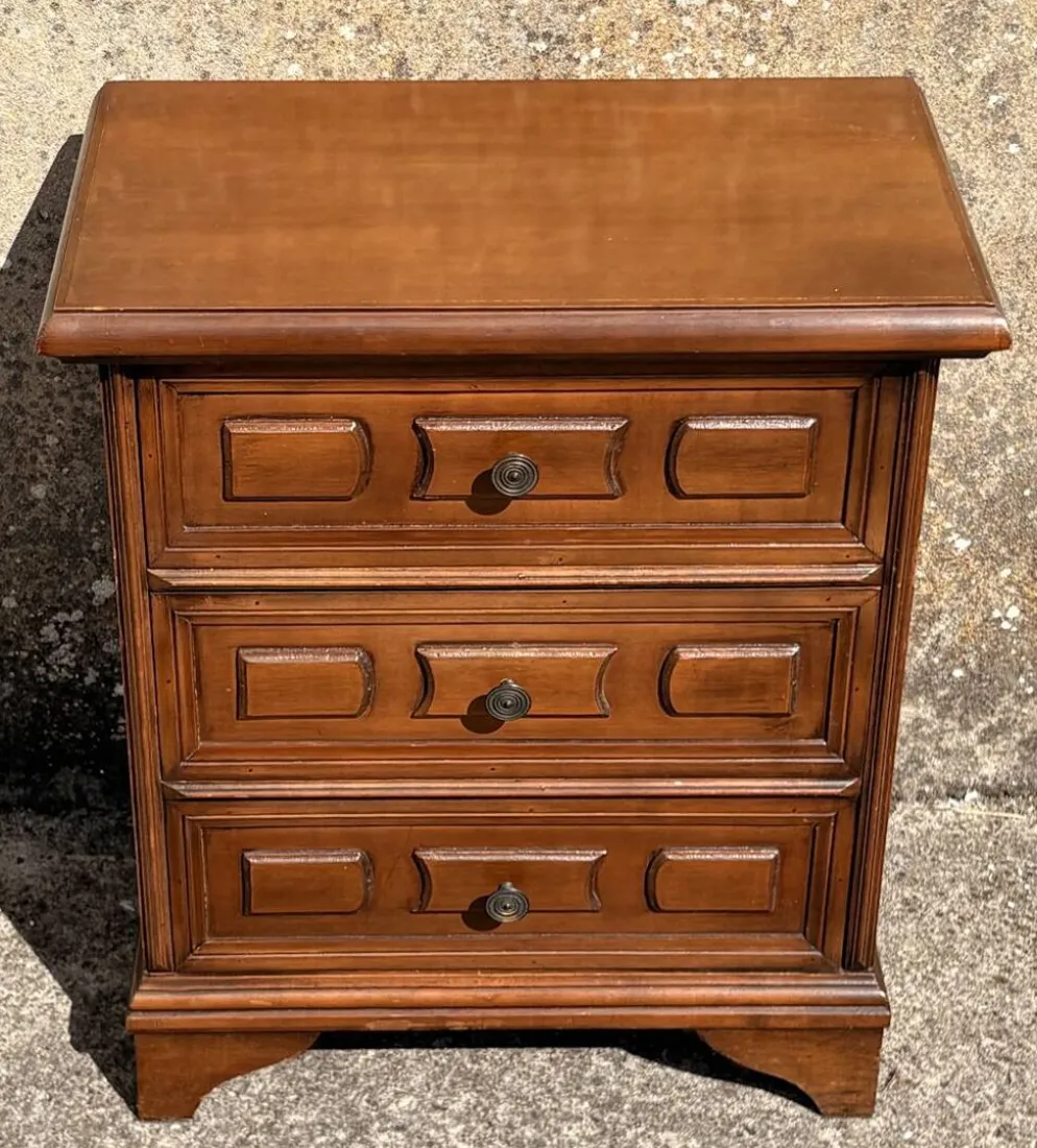 Commode de chevet vintage à trois tiroirs en bois mouluré style Louis XV