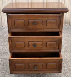 Commode de chevet vintage à trois tiroirs en bois mouluré style Louis XV