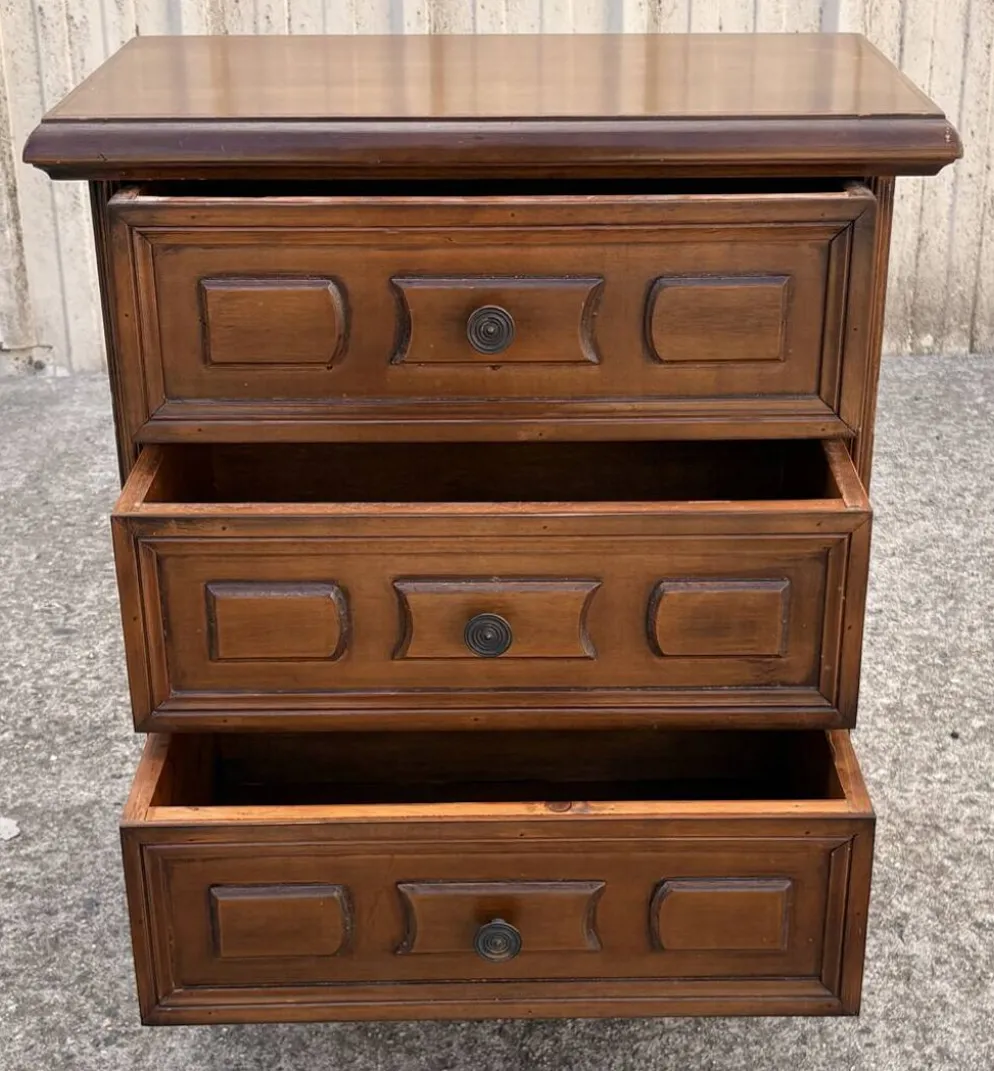 Commode de chevet vintage à trois tiroirs en bois mouluré style Louis XV