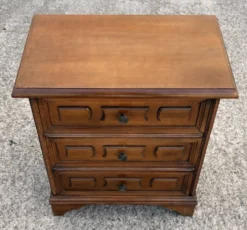 Commode de chevet vintage à trois tiroirs en bois mouluré style Louis XV
