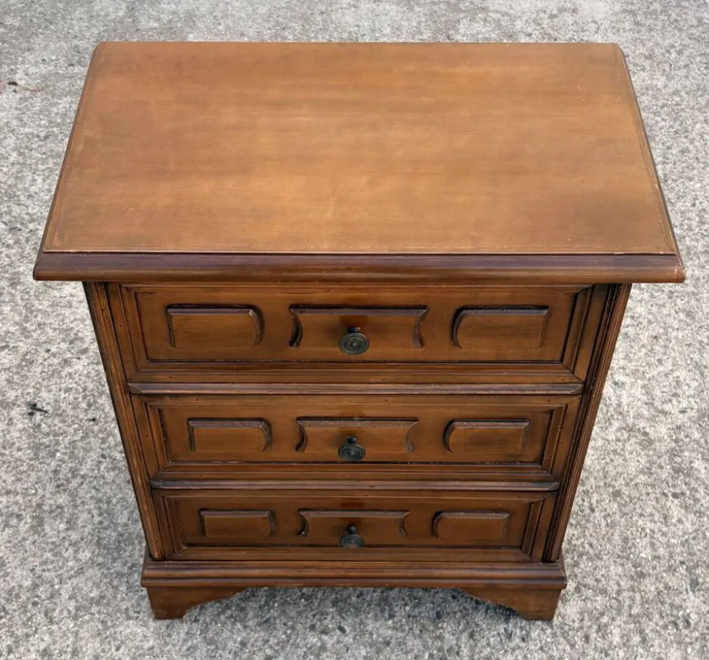 Commode de chevet vintage à trois tiroirs en bois mouluré style Louis XV