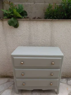 Commode des années 50 sublimée en vert de gris.