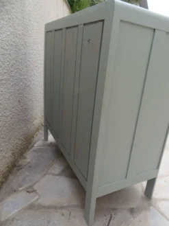 Commode des années 50 sublimée en vert de gris.