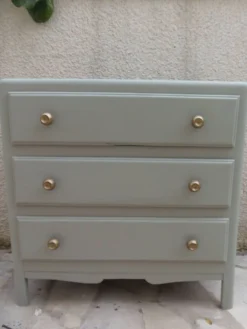 Commode des années 50 sublimée en vert de gris.