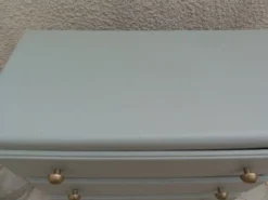 Commode des années 50 sublimée en vert de gris.