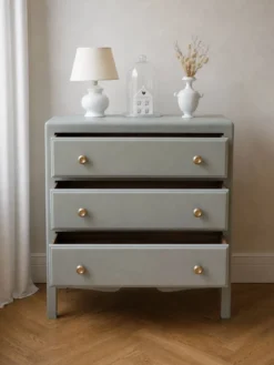 Commode des années 50 sublimée en vert de gris.