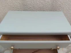 Commode des années 50 sublimée en vert de gris.