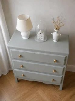 Commode des années 50 sublimée en vert de gris.