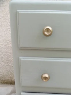 Commode des années 50 sublimée en vert de gris.