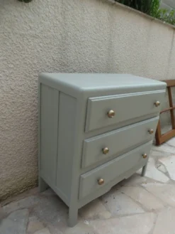 Commode des années 50 sublimée en vert de gris.
