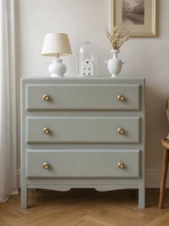 Commode des années 50 sublimée en vert de gris.